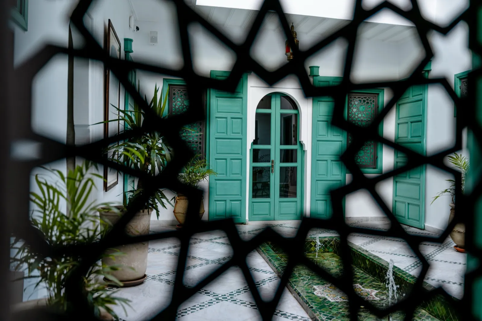 Vue du patio à travers le moucharabieh en fer forgé