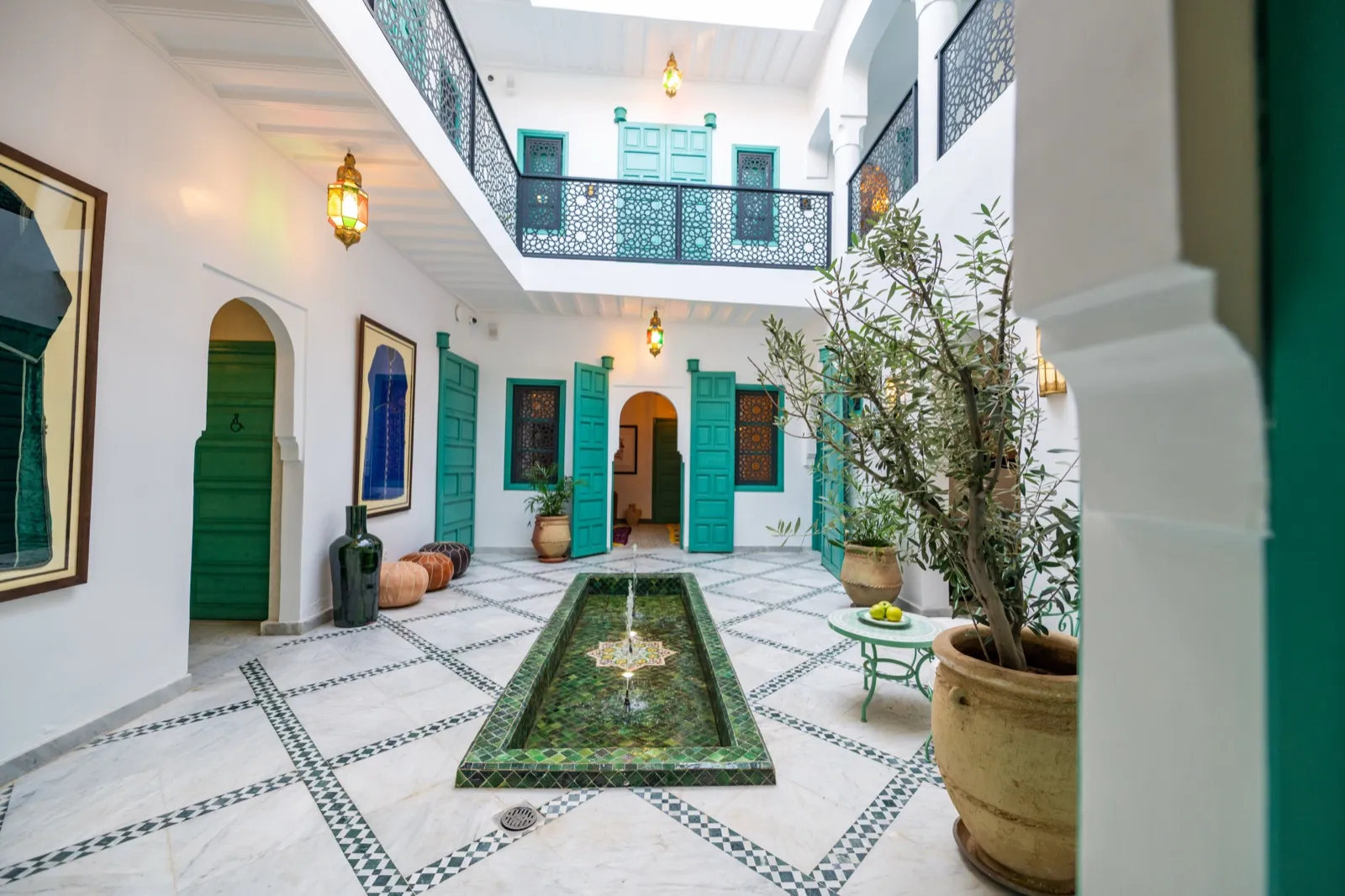 Patio avec olivier et fontaine en zellige