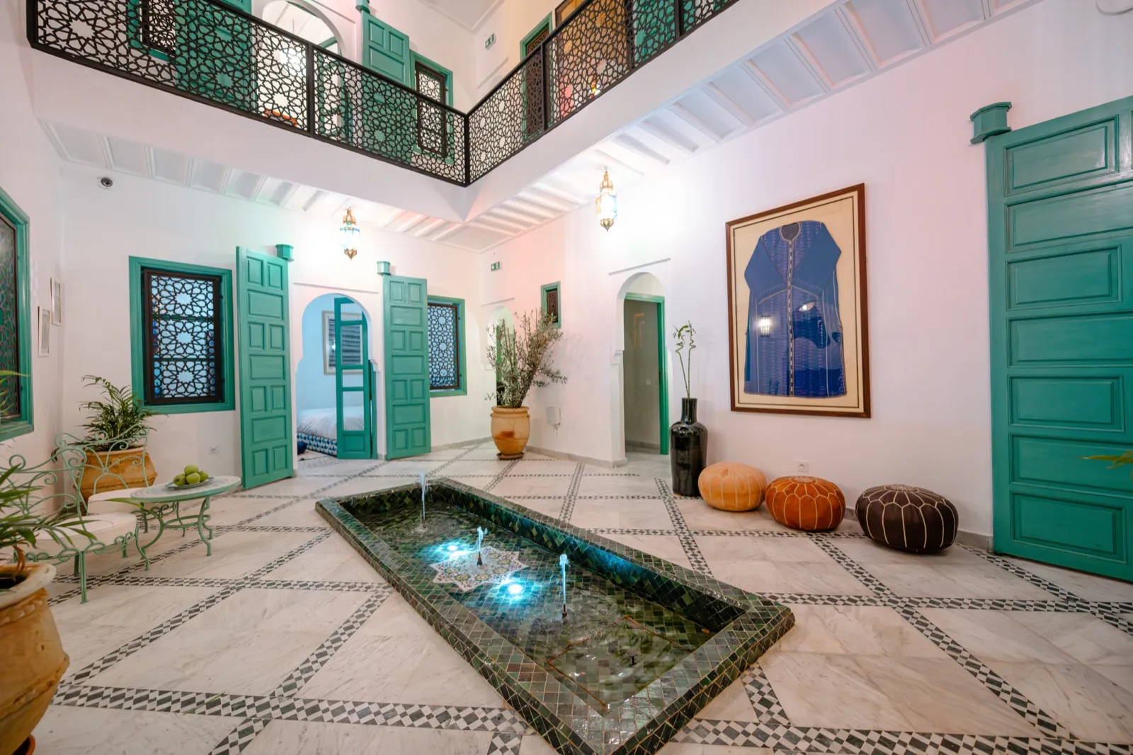 Patio avec poufs en cuir et tableau traditionnel