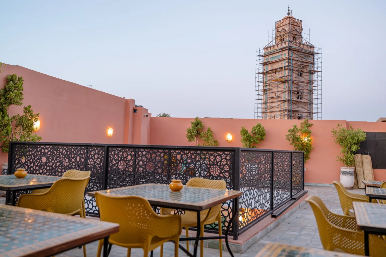 Terrasse avec vue sur le minaret au coucher du soleil