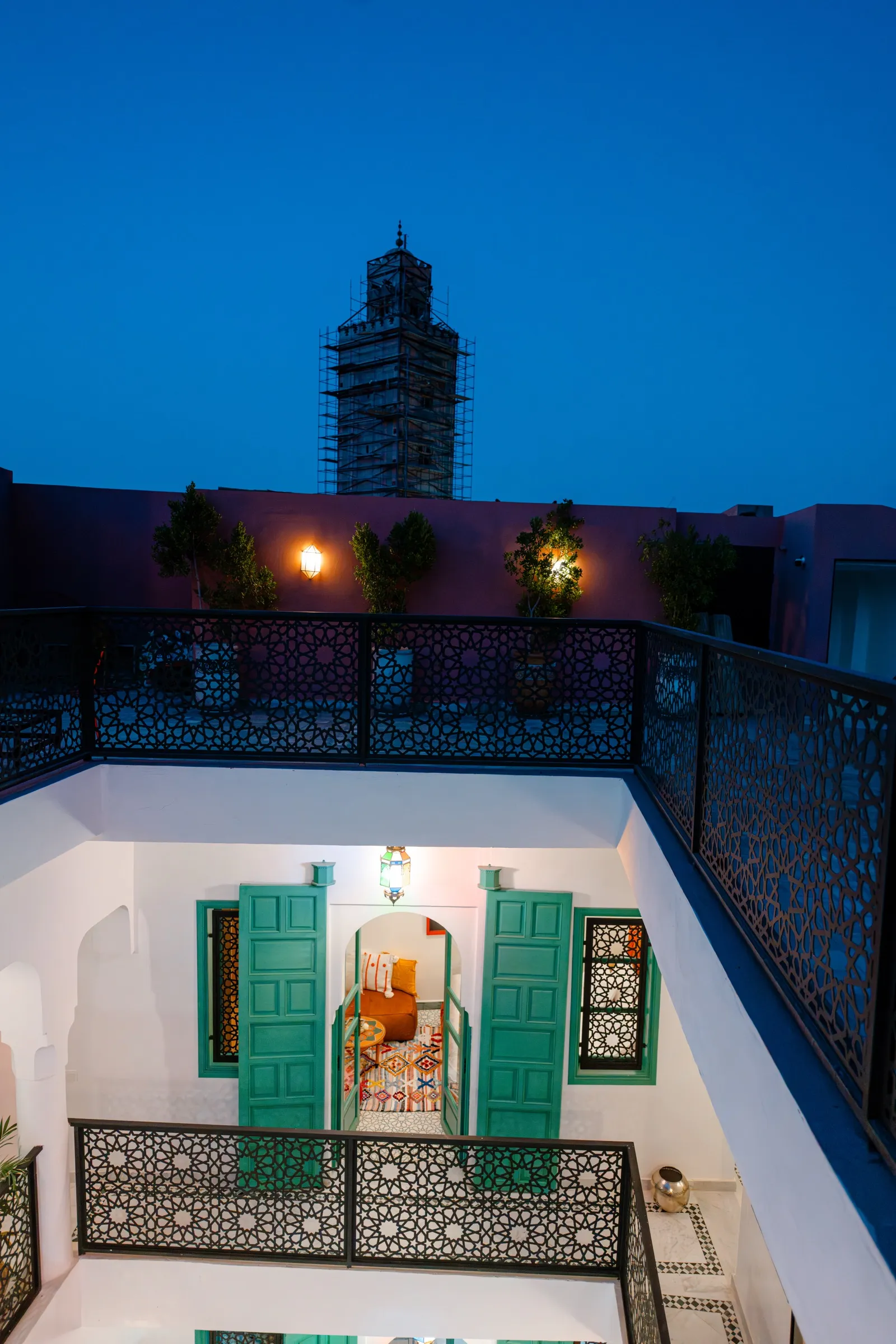 Vue nocturne du minaret depuis la terrasse