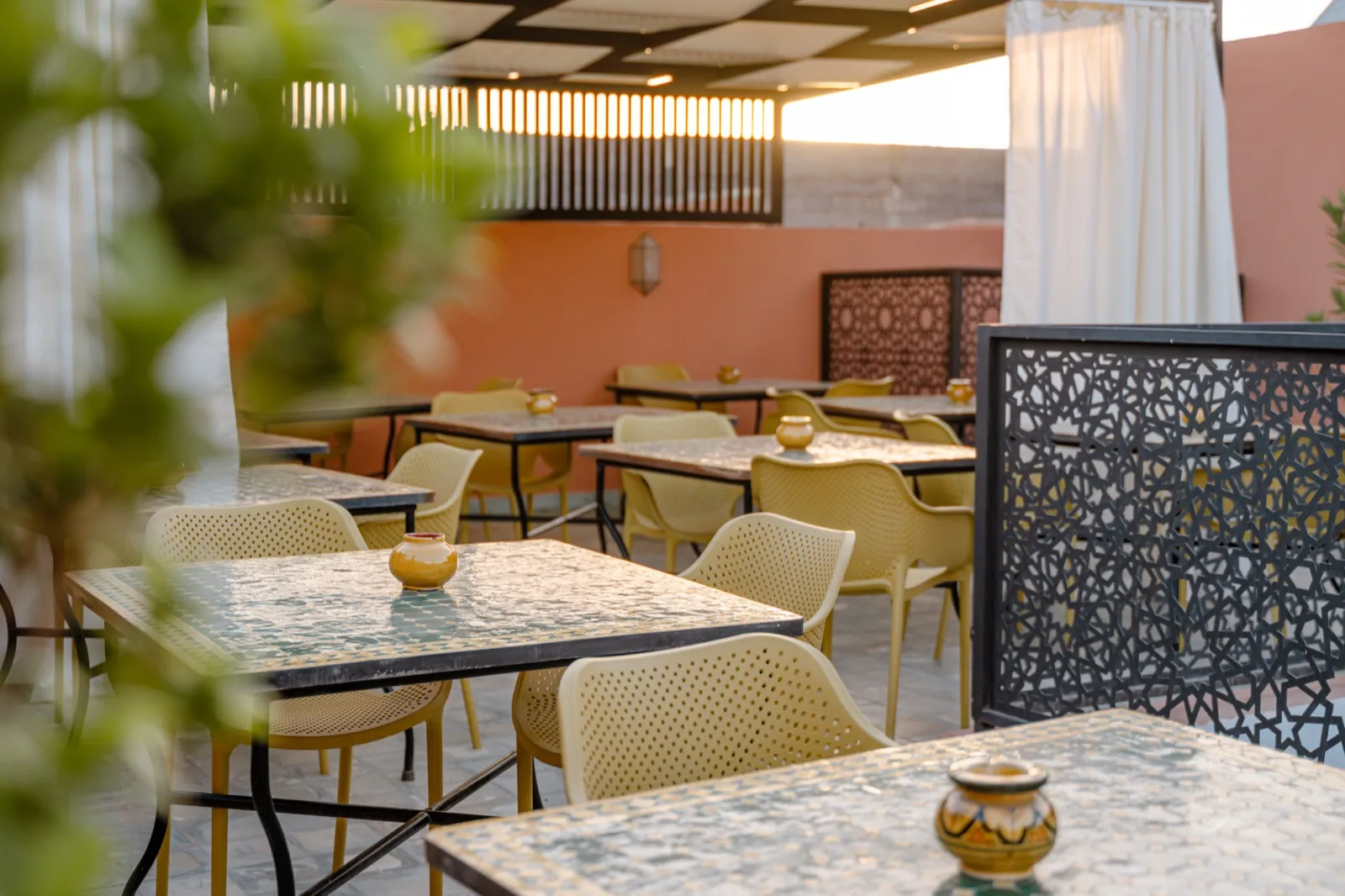 Tables et chaises dorées par le soleil couchant